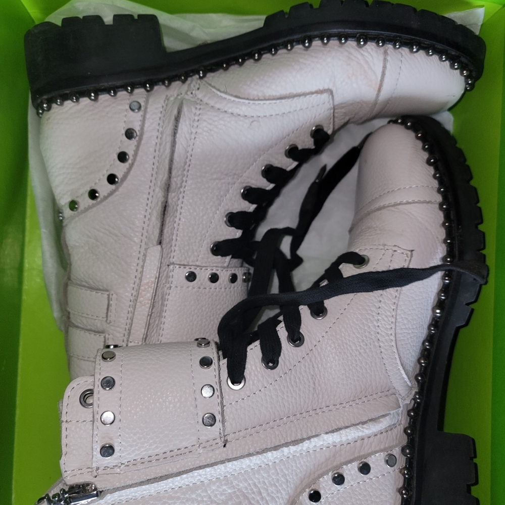 Sam Edelman Logo on Vibrant Green Background